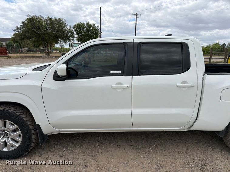 image for item FB8022 2022 Nissan Frontier Crew Cab pickup truck