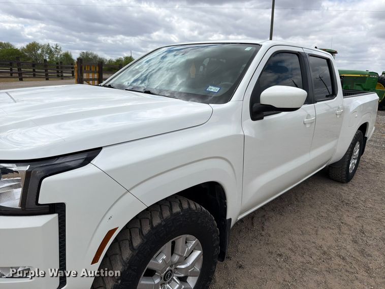 image for item FB8022 2022 Nissan Frontier Crew Cab pickup truck