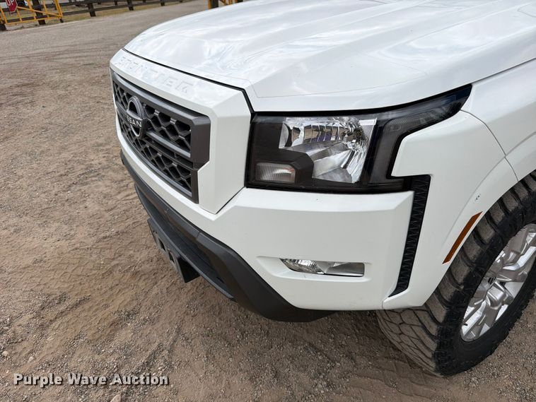 image for item FB8022 2022 Nissan Frontier Crew Cab pickup truck