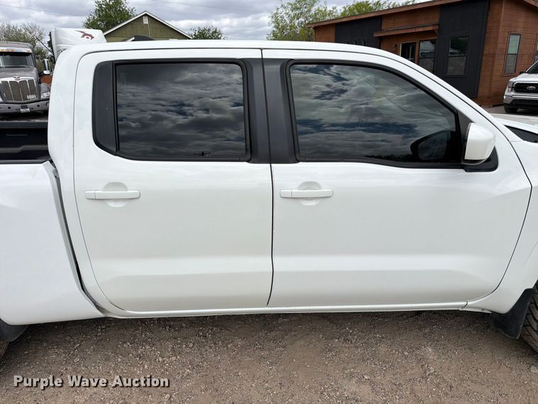 image for item FB8022 2022 Nissan Frontier Crew Cab pickup truck