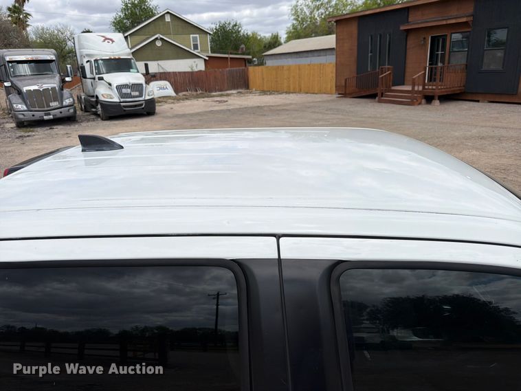 image for item FB8022 2022 Nissan Frontier Crew Cab pickup truck