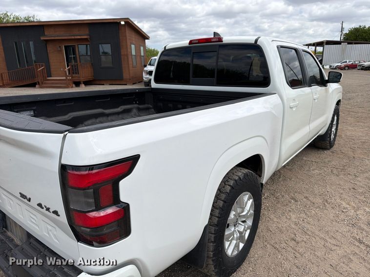 image for item FB8022 2022 Nissan Frontier Crew Cab pickup truck