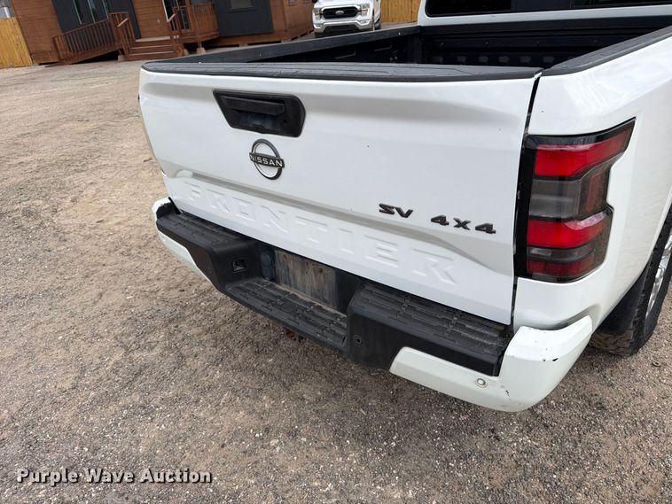 image for item FB8022 2022 Nissan Frontier Crew Cab pickup truck