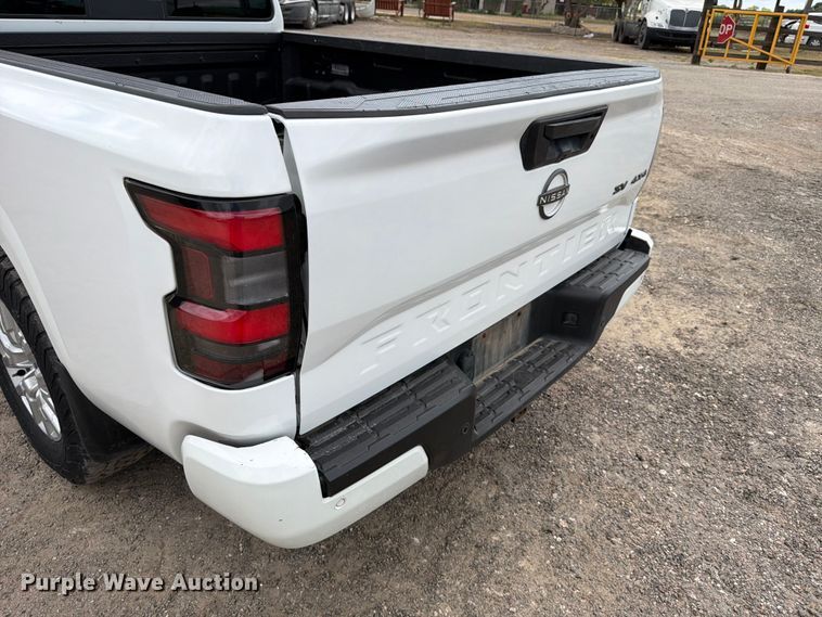 image for item FB8022 2022 Nissan Frontier Crew Cab pickup truck