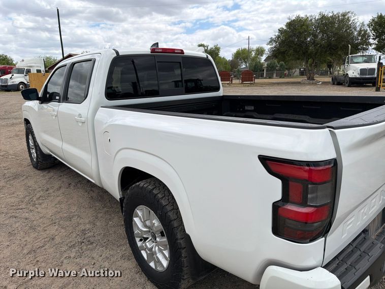 image for item FB8022 2022 Nissan Frontier Crew Cab pickup truck