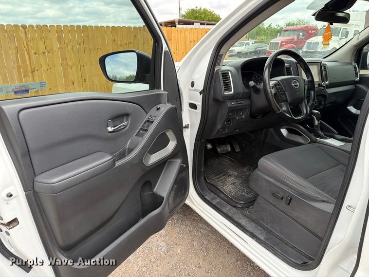 image for item FB8022 2022 Nissan Frontier Crew Cab pickup truck