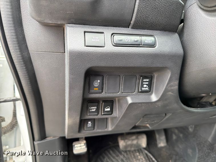 image for item FB8022 2022 Nissan Frontier Crew Cab pickup truck