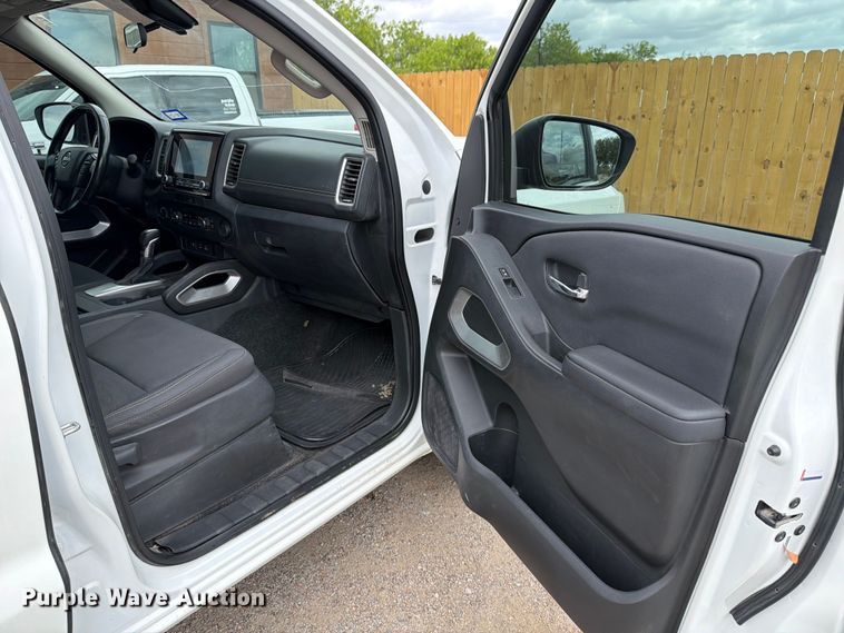 image for item FB8022 2022 Nissan Frontier Crew Cab pickup truck