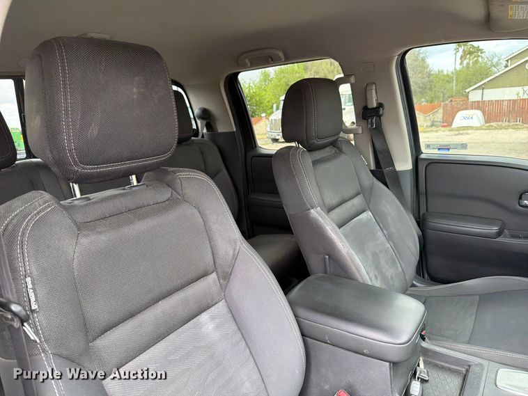 image for item FB8022 2022 Nissan Frontier Crew Cab pickup truck