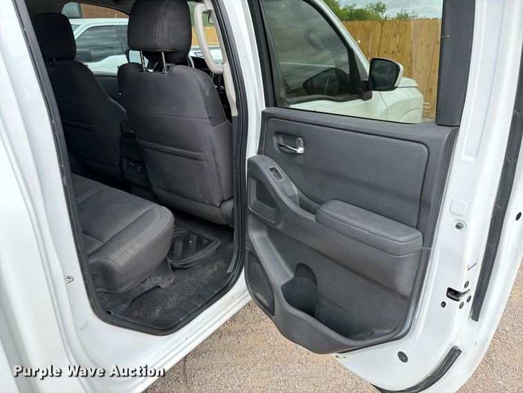 image for item FB8022 2022 Nissan Frontier Crew Cab pickup truck