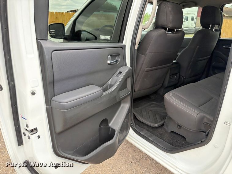 image for item FB8022 2022 Nissan Frontier Crew Cab pickup truck