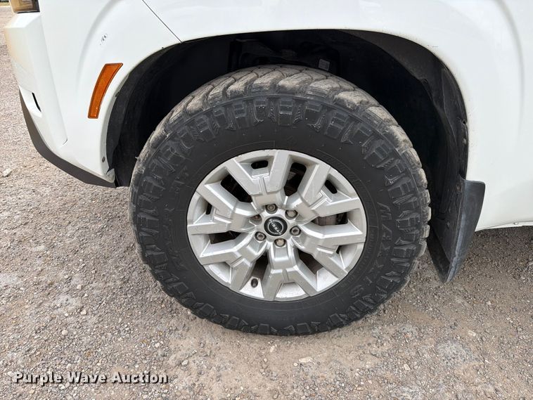 image for item FB8022 2022 Nissan Frontier Crew Cab pickup truck