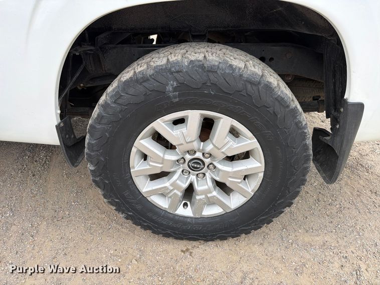 image for item FB8022 2022 Nissan Frontier Crew Cab pickup truck