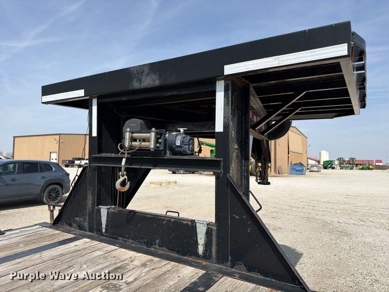 image for item FB8035 2018 PJ Trailer Gooseneck LD302 equipment trailer