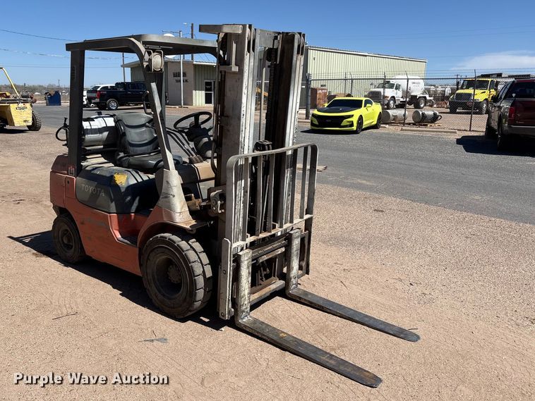 image for item FC2118 2001 Toyota 7FGU25 forklift