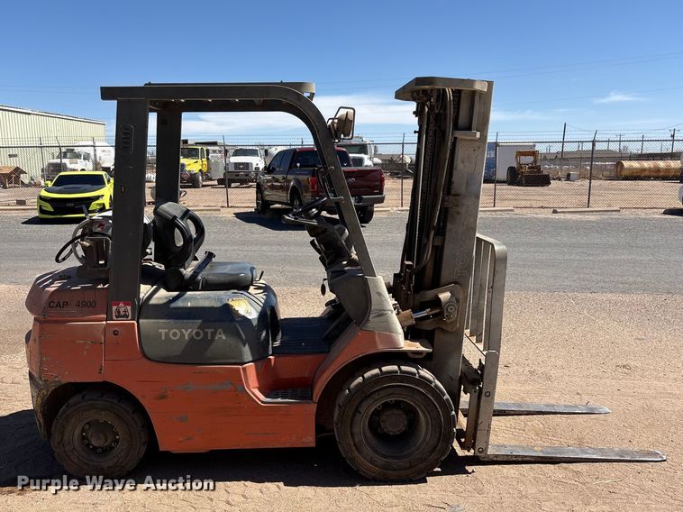 image for item FC2118 2001 Toyota 7FGU25 forklift