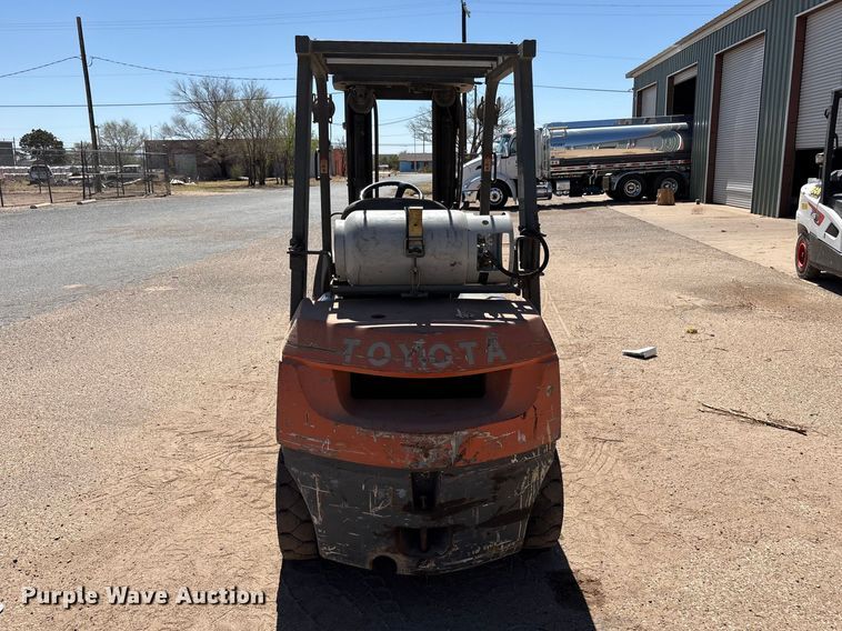 image for item FC2118 2001 Toyota 7FGU25 forklift