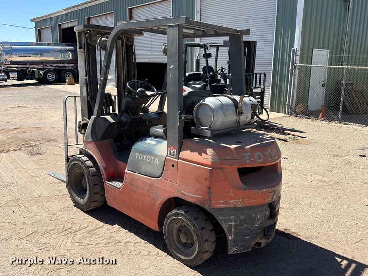image for item FC2118 2001 Toyota 7FGU25 forklift