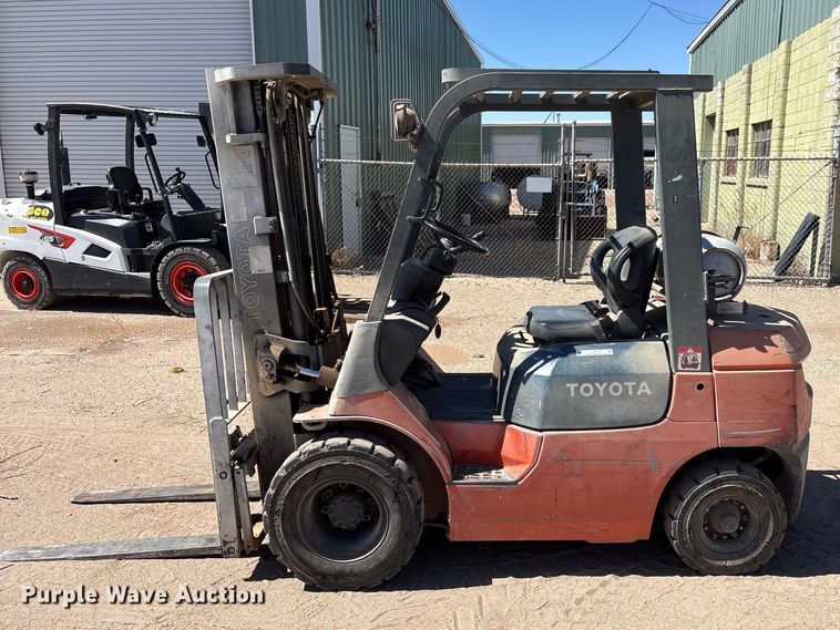 image for item FC2118 2001 Toyota 7FGU25 forklift