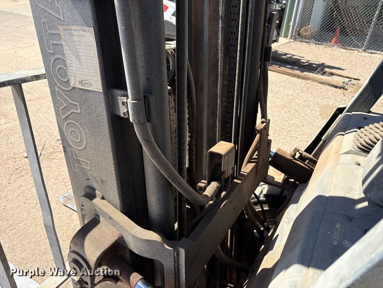 image for item FC2118 2001 Toyota 7FGU25 forklift