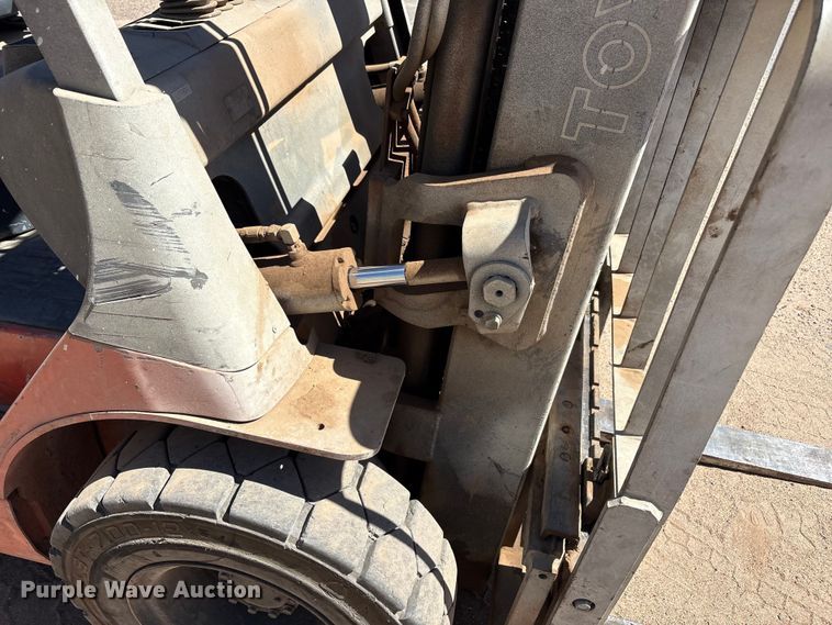 image for item FC2118 2001 Toyota 7FGU25 forklift