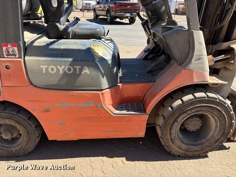 image for item FC2118 2001 Toyota 7FGU25 forklift