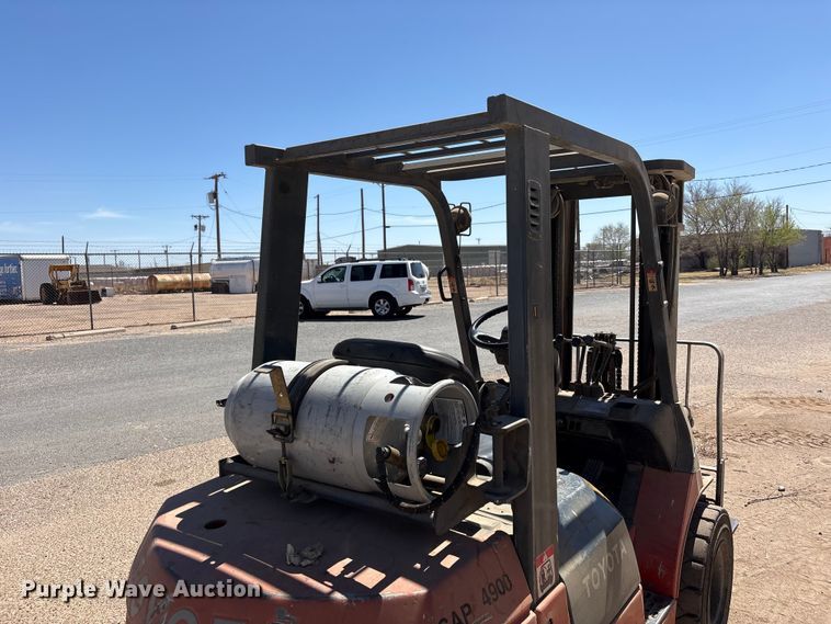 image for item FC2118 2001 Toyota 7FGU25 forklift