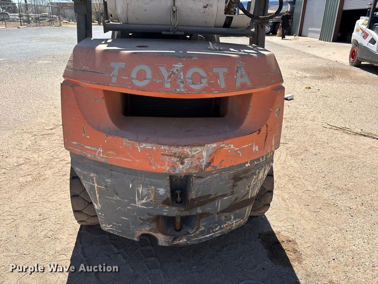 image for item FC2118 2001 Toyota 7FGU25 forklift