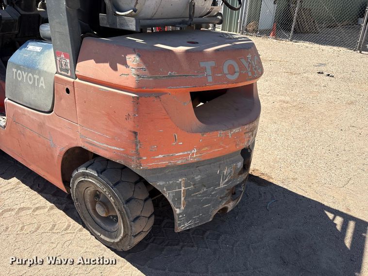 image for item FC2118 2001 Toyota 7FGU25 forklift
