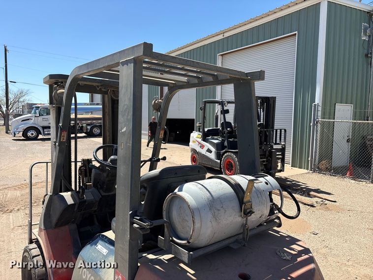 image for item FC2118 2001 Toyota 7FGU25 forklift