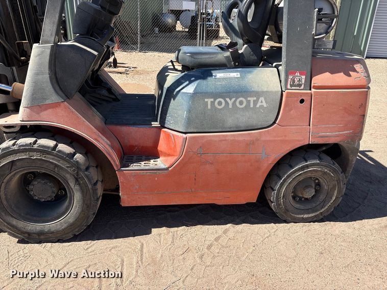 image for item FC2118 2001 Toyota 7FGU25 forklift