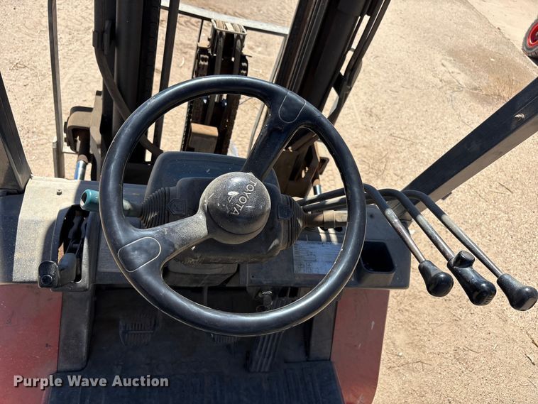 image for item FC2118 2001 Toyota 7FGU25 forklift