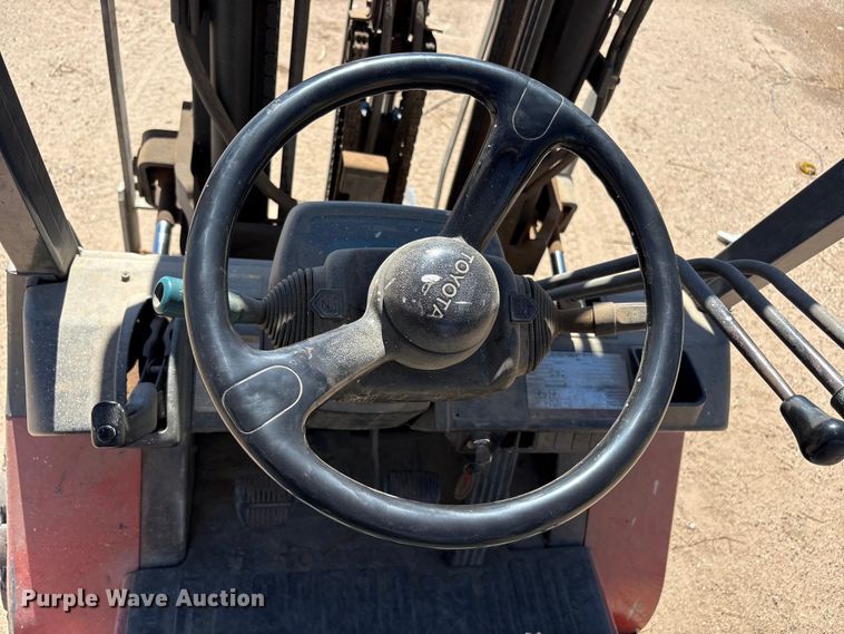 image for item FC2118 2001 Toyota 7FGU25 forklift