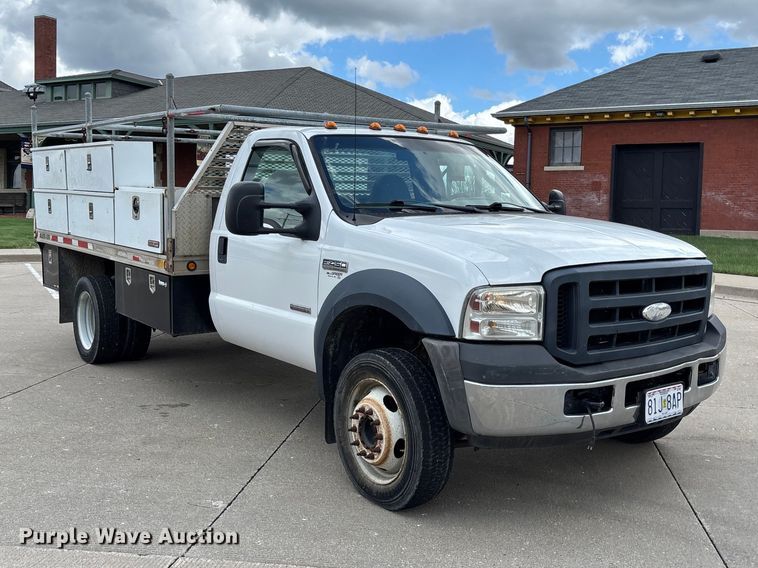 image for item FC4528 2007 Ford F450 Super Duty flatbed truck