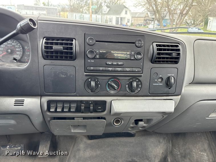 image for item FC4528 2007 Ford F450 Super Duty flatbed truck