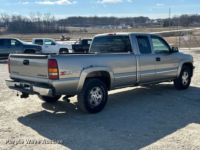 image for item FC5058 2001 Chevrolet Silverado 1500 Ext. Cab pickup truck