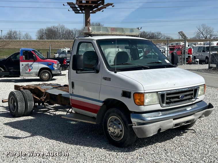 image for item FC5197 2003 Ford E450 Super Duty van cab and chassis