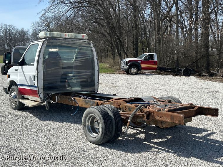 image for item FC5197 2003 Ford E450 Super Duty van cab and chassis