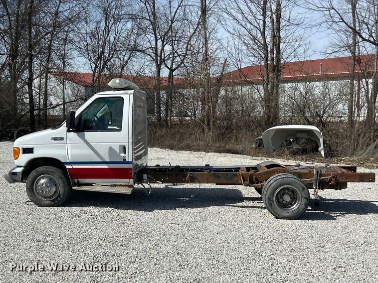 image for item FC5197 2003 Ford E450 Super Duty van cab and chassis