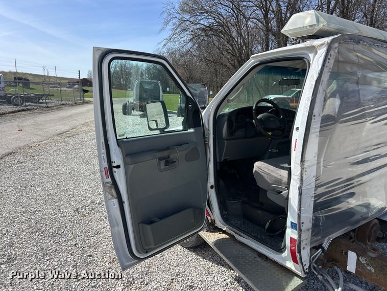image for item FC5197 2003 Ford E450 Super Duty van cab and chassis