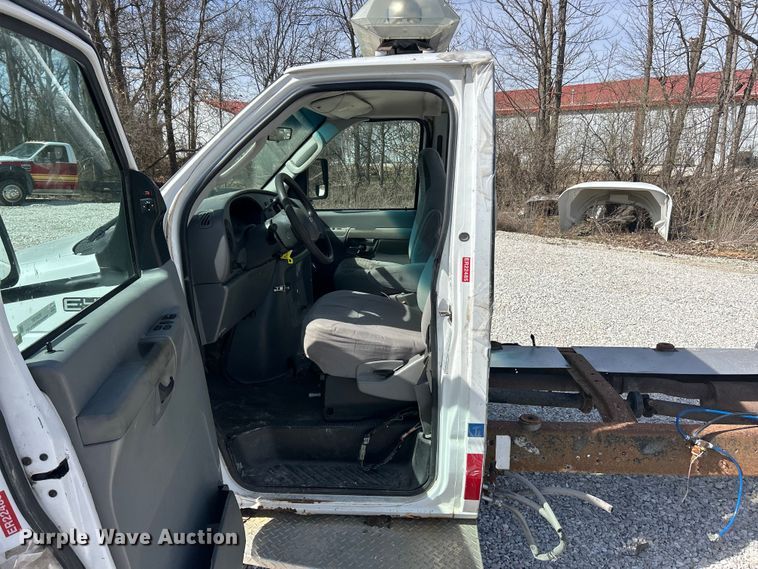 image for item FC5197 2003 Ford E450 Super Duty van cab and chassis