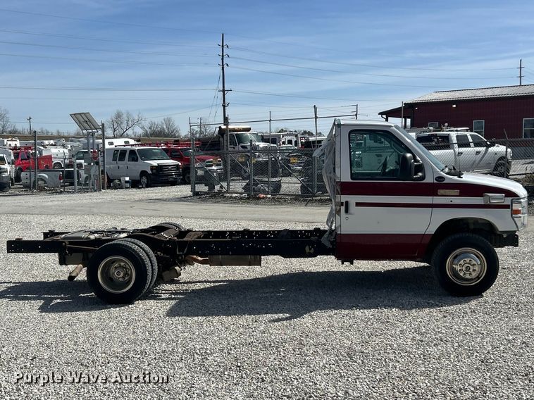 image for item FC5198 2016 Ford E450 Super Duty van cab and chassis