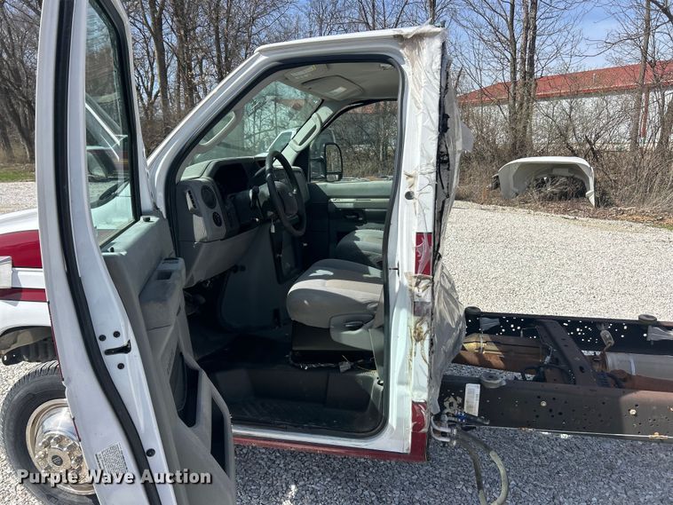 image for item FC5198 2016 Ford E450 Super Duty van cab and chassis