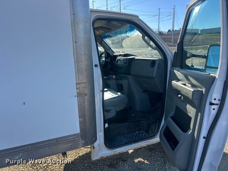 image for item FC5209 2015 Ford E450 Super Duty box truck