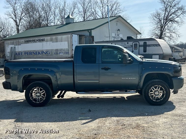 image for item FC5254 2011 Chevrolet Silverado 1500 LT Ext. Cab pickup truck