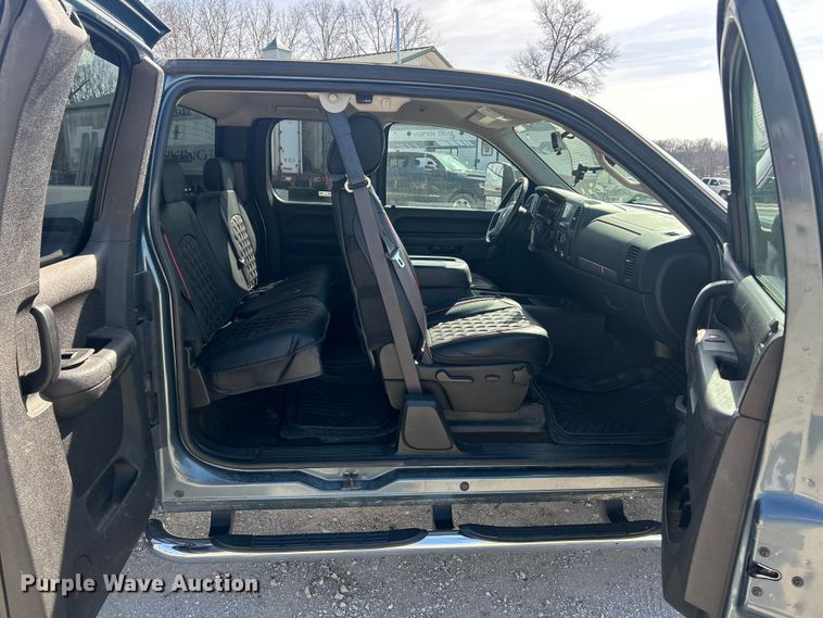 image for item FC5254 2011 Chevrolet Silverado 1500 LT Ext. Cab pickup truck