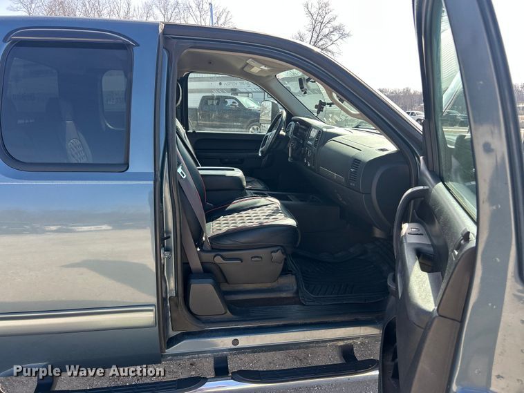 image for item FC5254 2011 Chevrolet Silverado 1500 LT Ext. Cab pickup truck