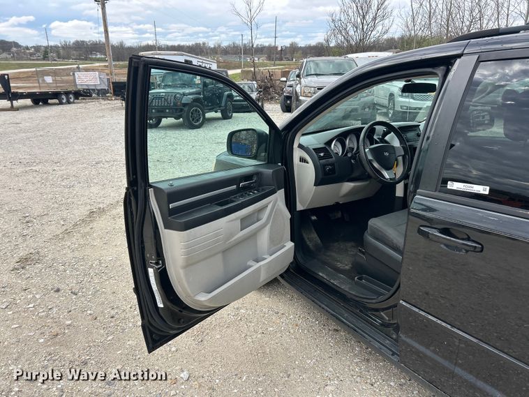 image for item FC5294 2010 Dodge Grand Caravan SE van