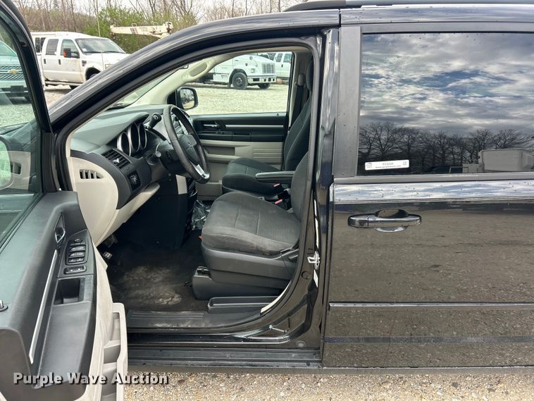 image for item FC5294 2010 Dodge Grand Caravan SE van