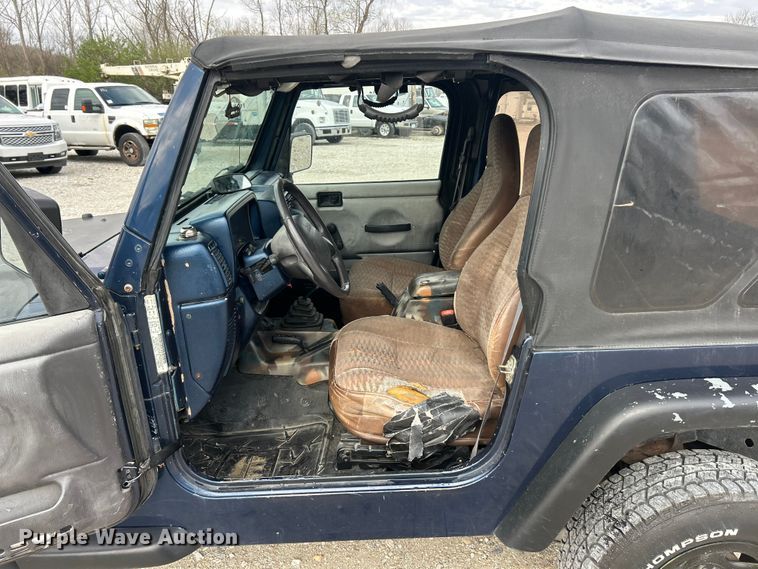 image for item FC5295 2000 Jeep Wrangler Sport SUV